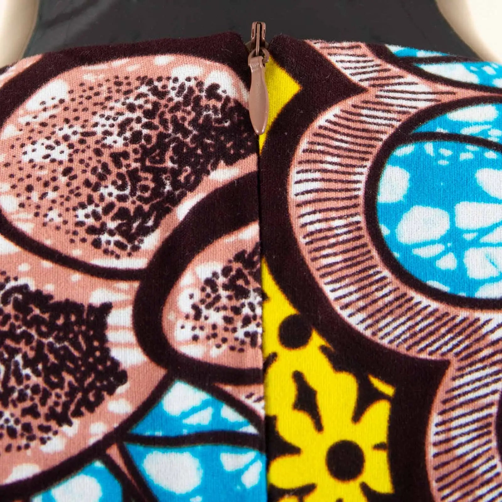 Conjunto Afripride Raízes – Blusa Curta Estampada & Calças Ankara