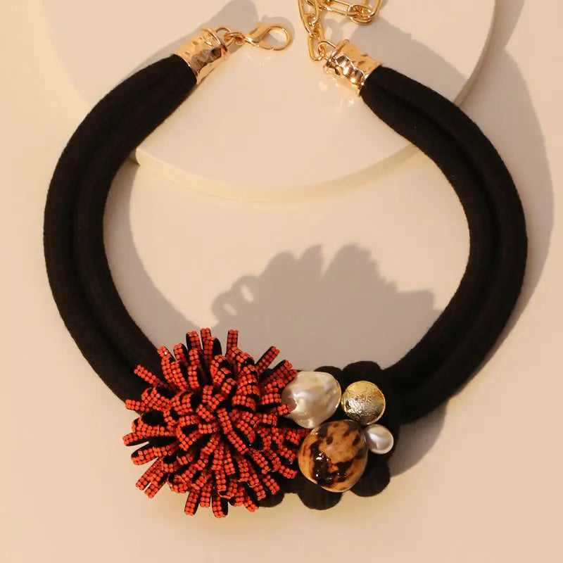 Colar Flor de Fogo – Elegância Africana em Vermelho