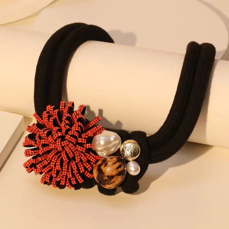 Colar Flor de Fogo – Elegância Africana em Vermelho