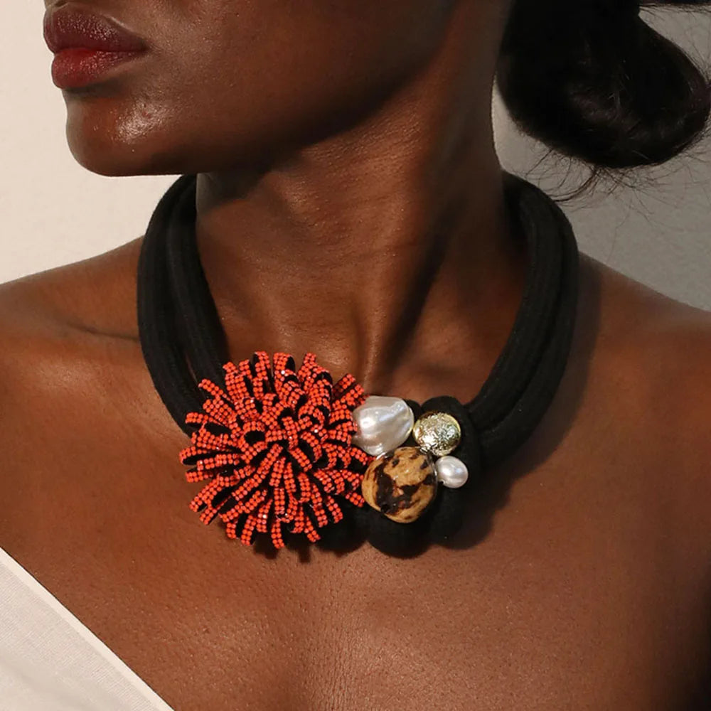 Colar Flor de Fogo – Elegância Africana em Vermelho