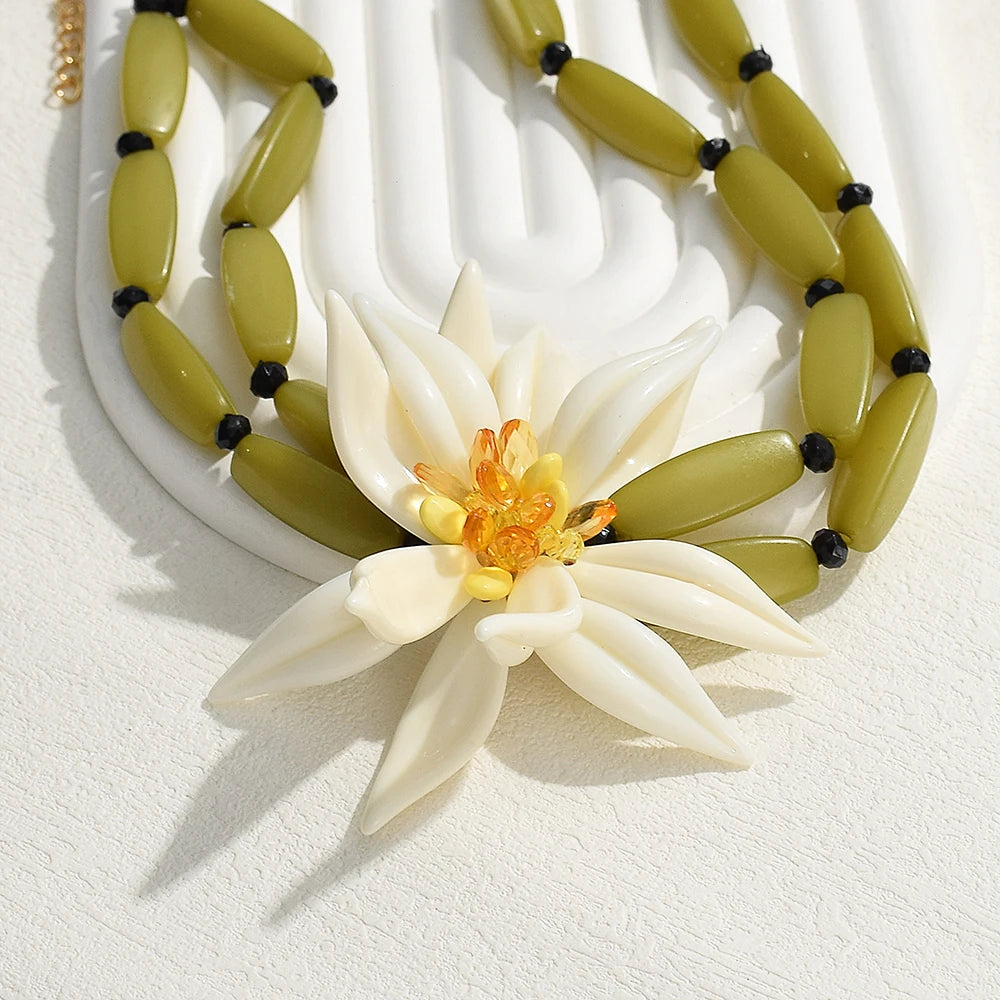 Colar Flor do Mar – Resina Boho com Contas Tropicais